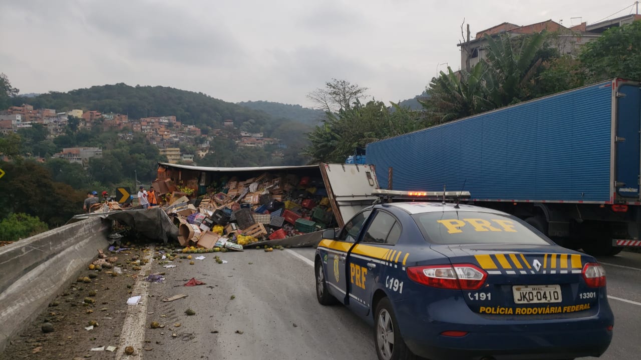 Caminhão de frutas tomba e interdita Fernão Dias sentido São Paulo