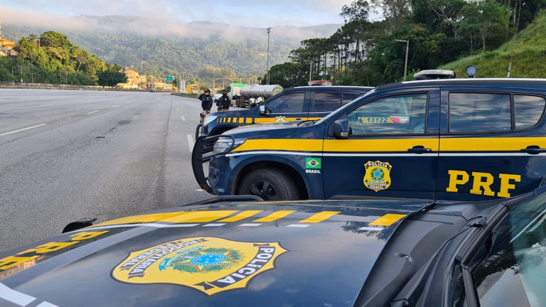 Mulher morre em acidente na Fernão Dias ao tentar ultrapassar caminhões