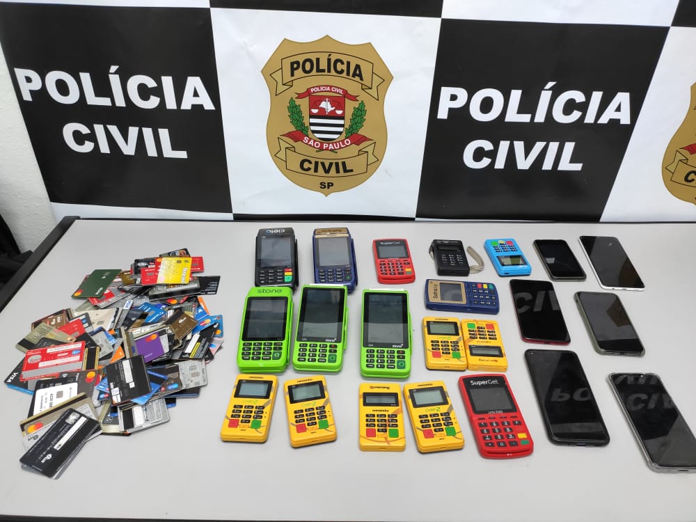 Golpistas são presos com 138 cartões e 16 maquininhas