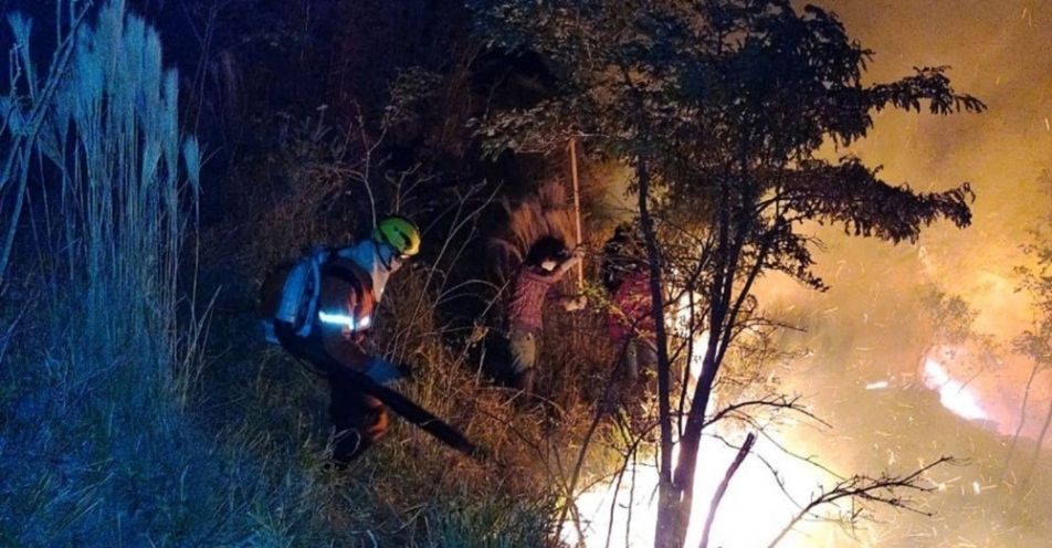 Balão provoca incêndio florestal no Morro do Saci em Atibaia