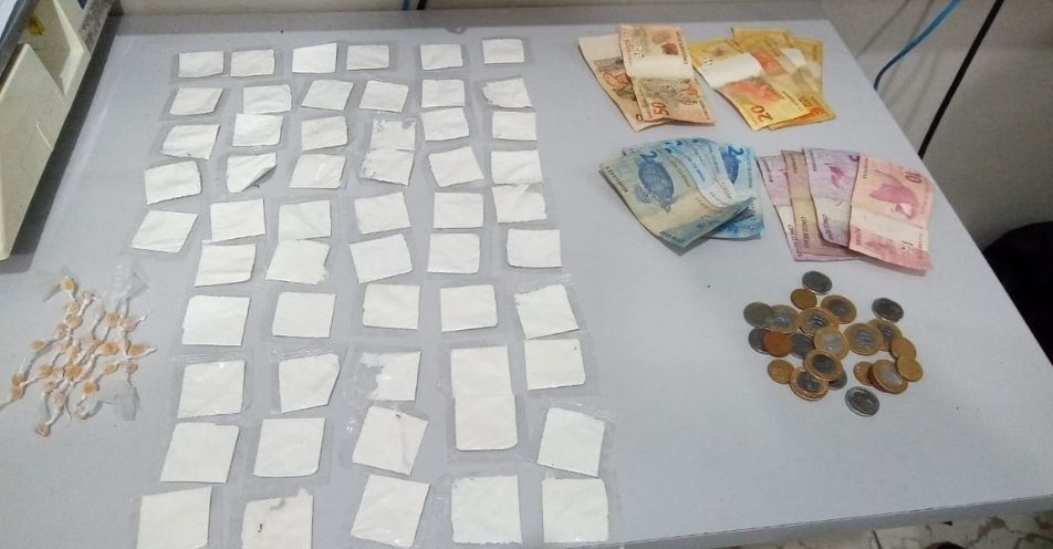 PM flagra adolescente de 15 anos com drogas no Toró