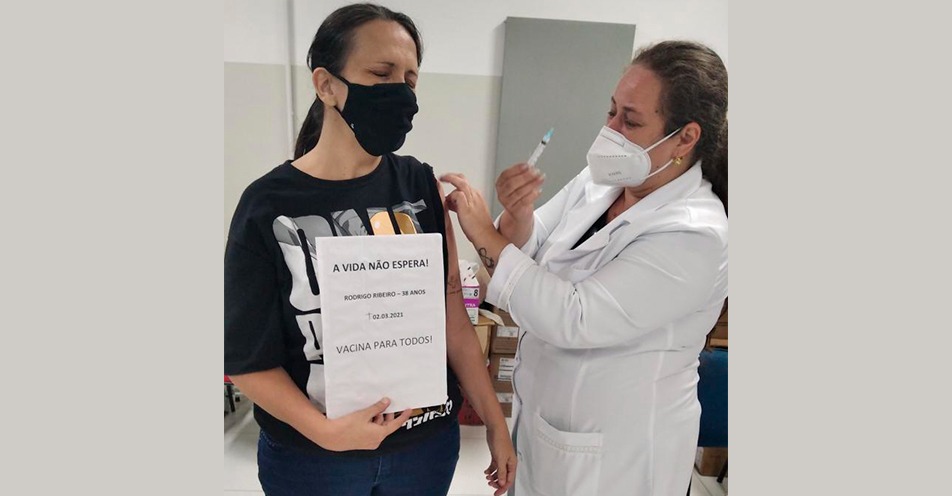 Professora homenageia marido vítima da COVID-19 ao se vacinar
