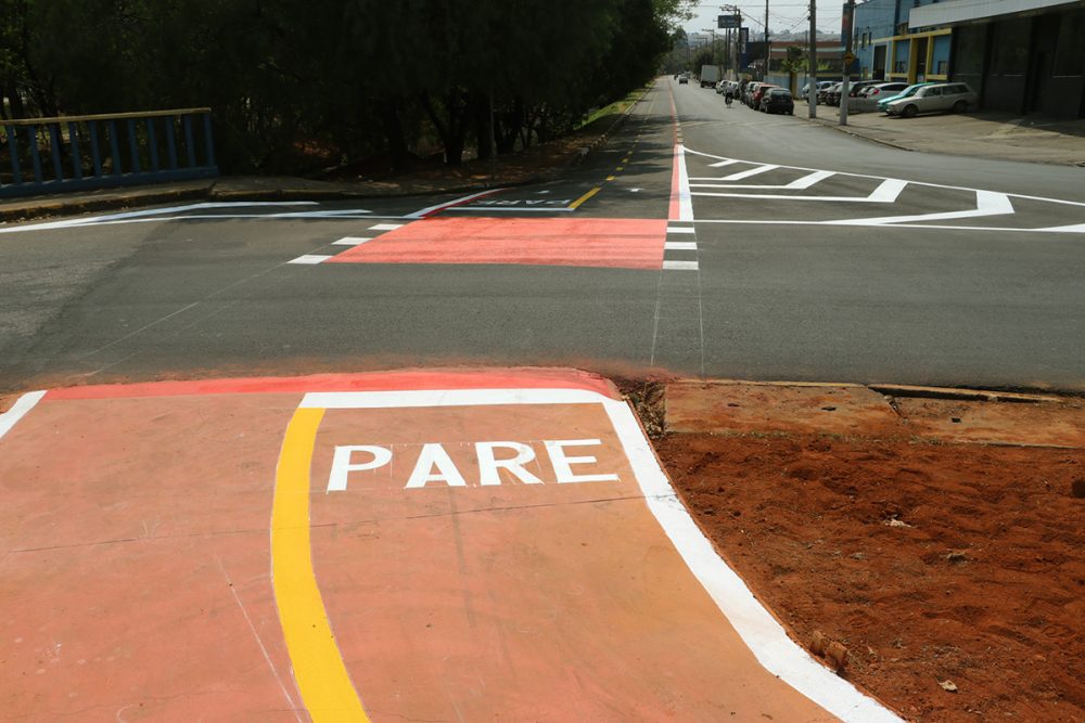Sinalização de novo trecho de ciclovia é implantada em Bragança Paulista
