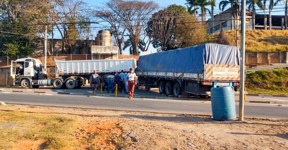 Carreta interrompe trânsito na Avenida dos Imigrantes
