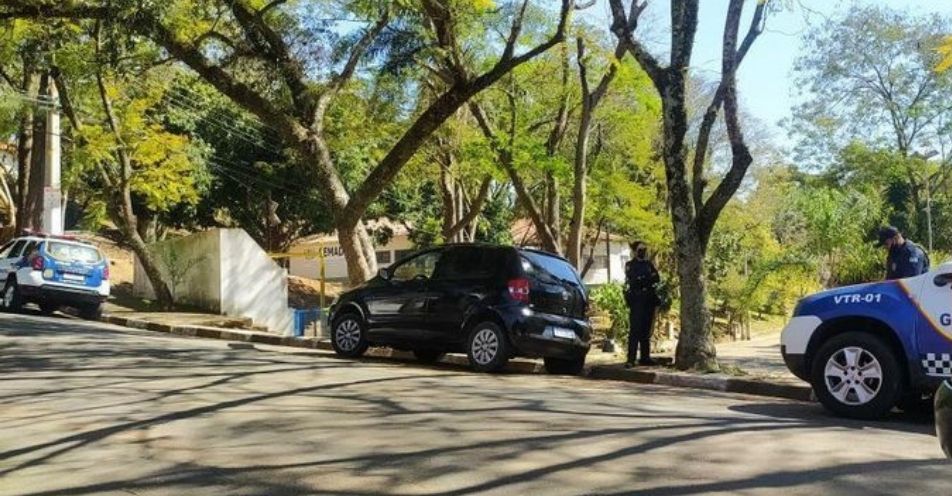 Corpo é encontrado dentro de carro perto da Câmara Municipal