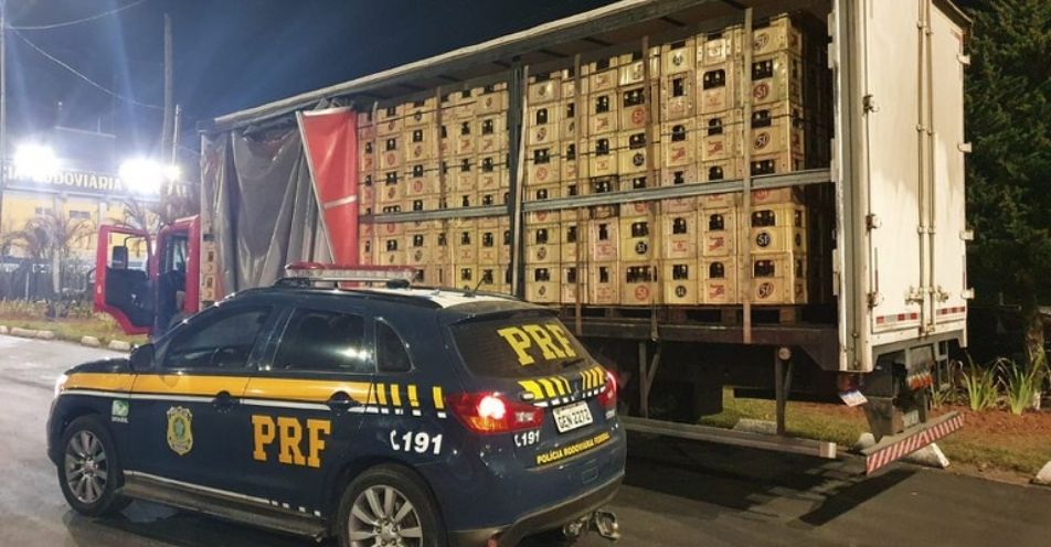 Polícia apreende mais de 10 mil garrafas de cachaça na Fernão Dias