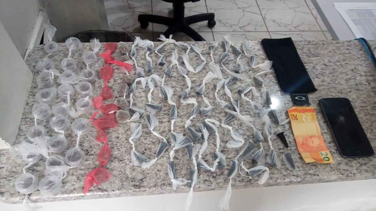 PM apreende drogas com jovens na Penha e Cruzeiro