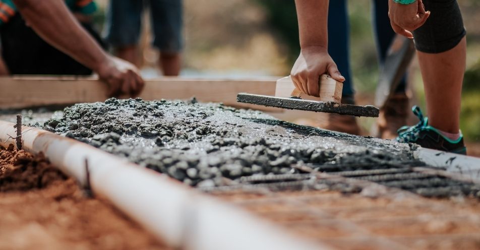 Construtora contrata pedreiro, servente e carpinteiro