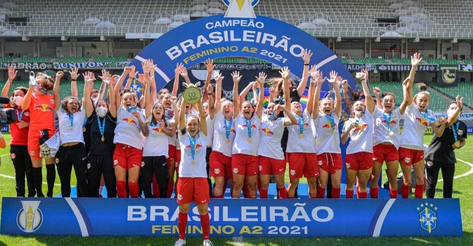 Equipe feminina do Red Bull Bragantino participa de carreata da vitória