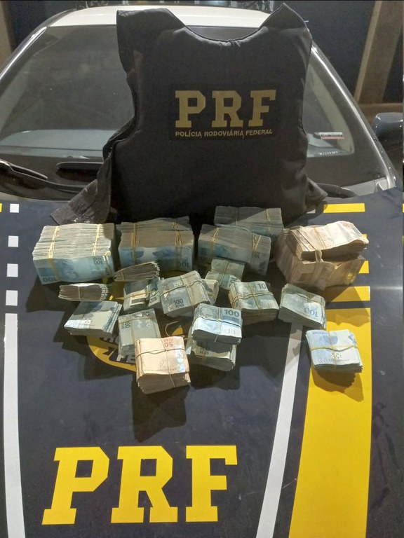 Polícia apreende R$ 500 mil na Rodovia Fernão Dias