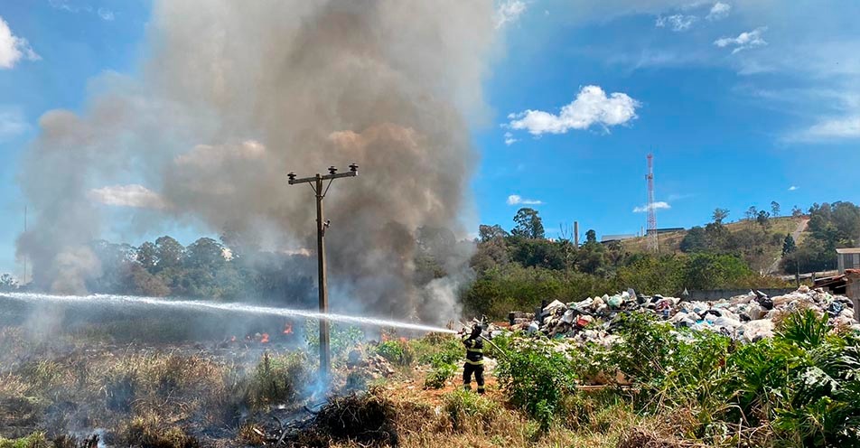 Empresa de reciclagem pega fogo no bairro do Popó