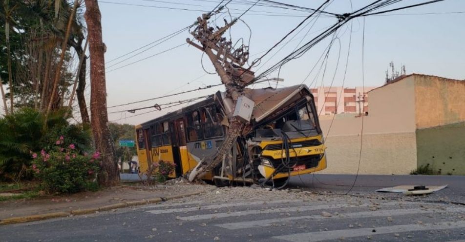 Motorista tem mal súbito e colide ônibus contra poste