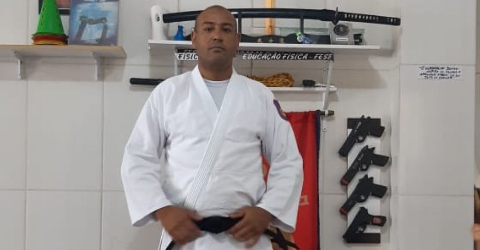 Atleta de Bragança Paulista recebe faixa preta de Krav Maga