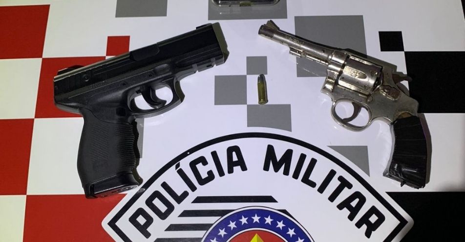 PM prende acusado de porte ilegal de arma e apreende arma e simulacro