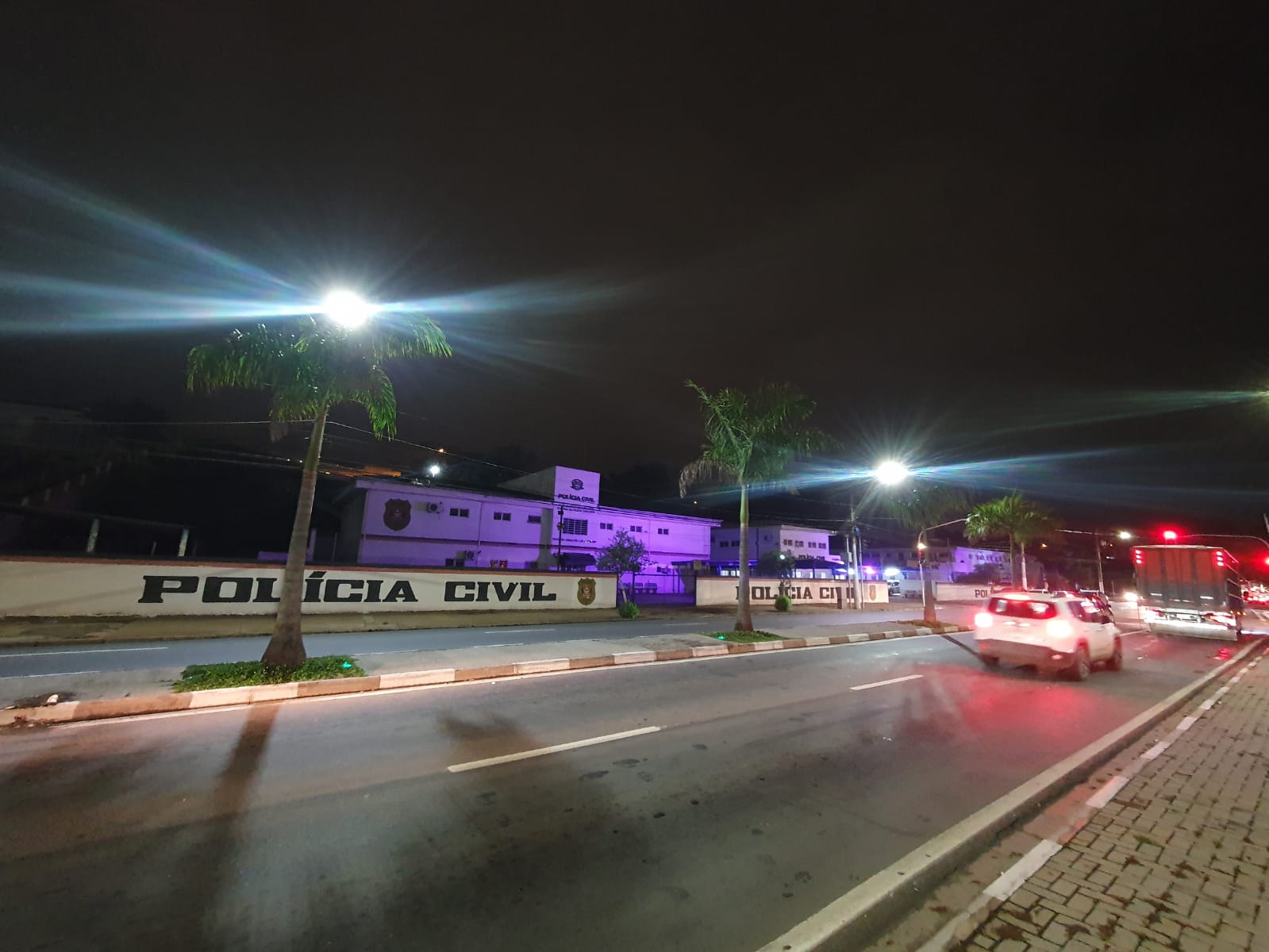 Polícia Civil de Bragança Paulista ilumina prédios no Outubro Rosa