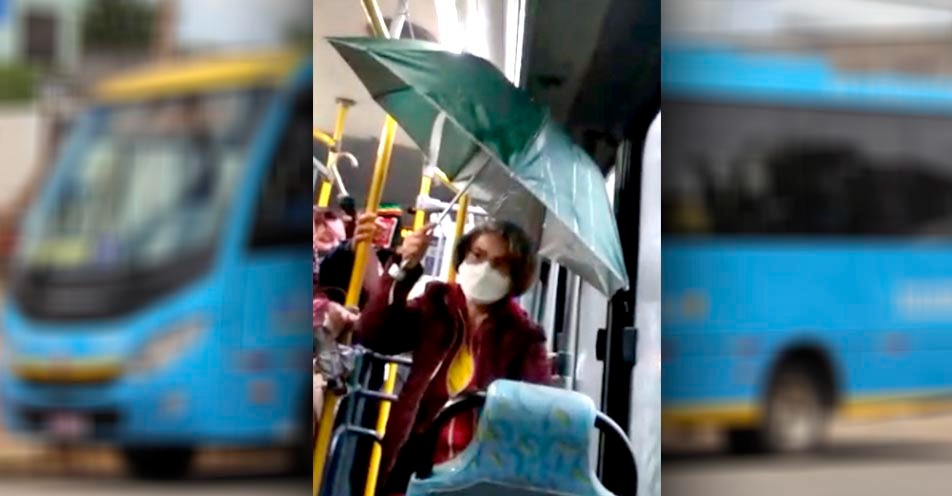 Passageiros abrem guarda-chuva dentro de ônibus por causa de goteira