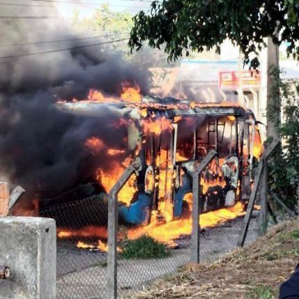 Ônibus da JTP pega fogo em Bragança Paulista