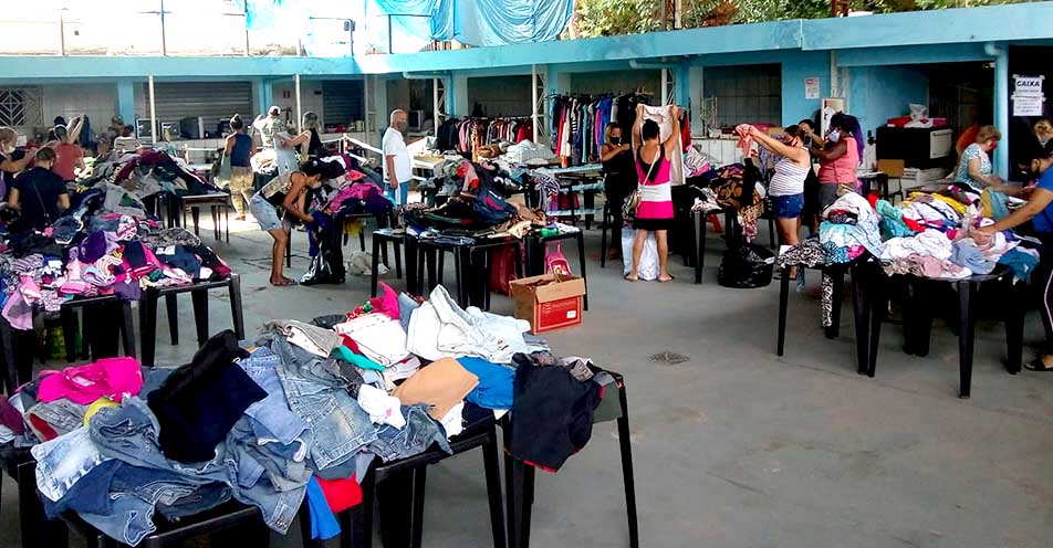 Paróquia Nossa Senhora Esperança realiza bazar   