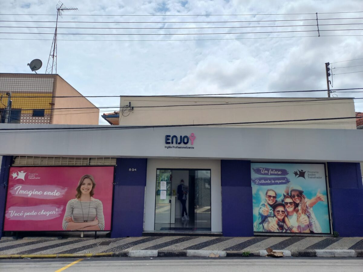 Escola de inglês contrata vendedor e operadores de telemarketing