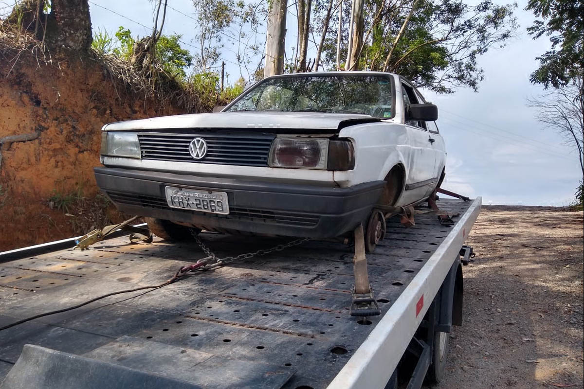 Veículo furtado é recuperado sem rodas e bateria em Bragança Paulista