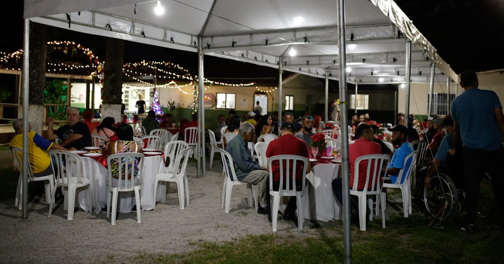 Acolhidos pela Casa de Passagem recebem Ceia de Natal