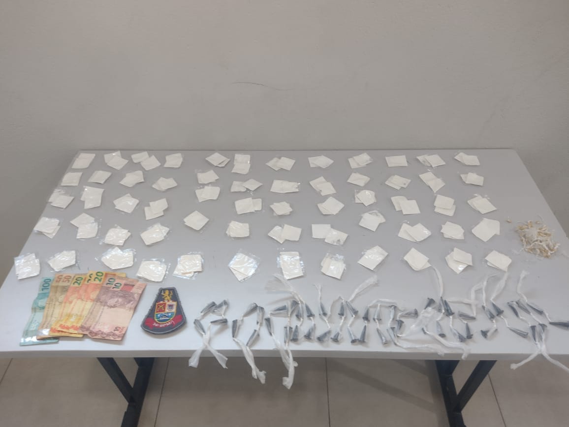 PM prende acusado de tráfico com mais de 200 porções de drogas