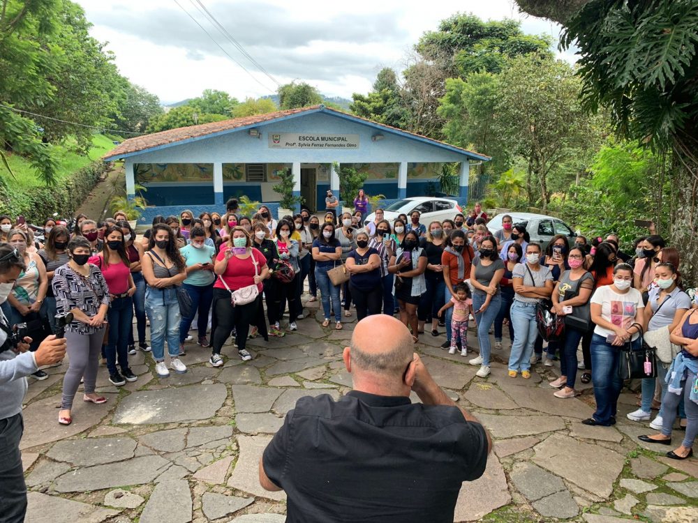 Funcionários de terceirizada da Prefeitura protestam contra falta de pagamento em Bragança