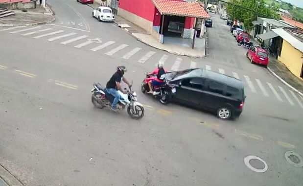 Motoqueiro fura bloqueio policial e causa acidente