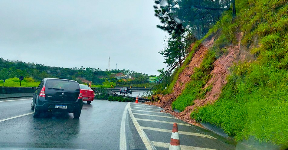 Queda de barreira causa congestionamento na Fernão Dias