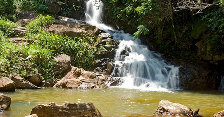 Mãe tenta salvar filho em cachoeira de resort e morre afogada