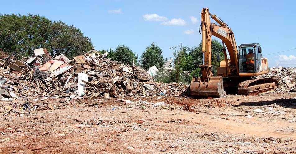 Após meses de reclamação, Prefeitura de Bragança inicia limpeza do Ecoponto