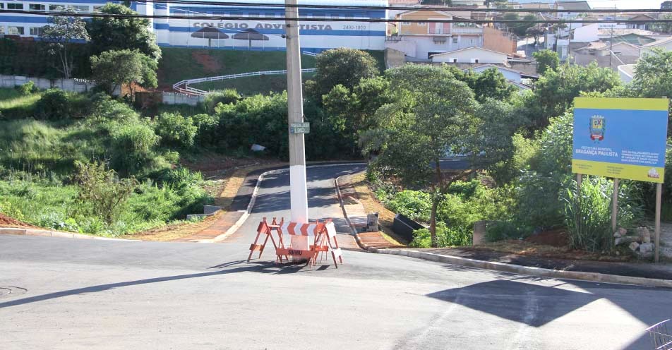 Poste no meio da rua coloca motoristas em risco