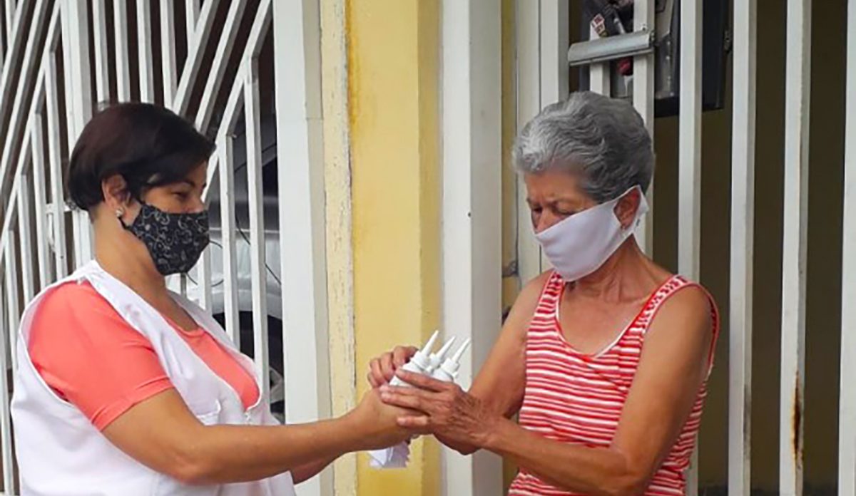 Força-tarefa distribuí álcool e máscaras no Henedina Cortez nesta terça