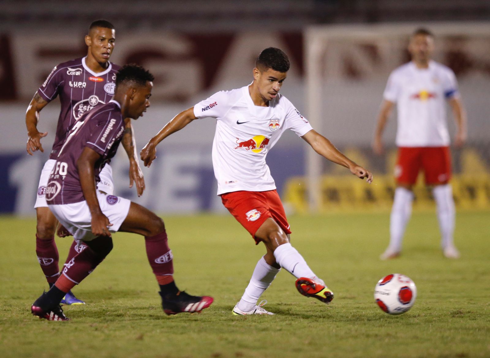 Com mudanças na escalação, Bragantino empata com a Ferroviária