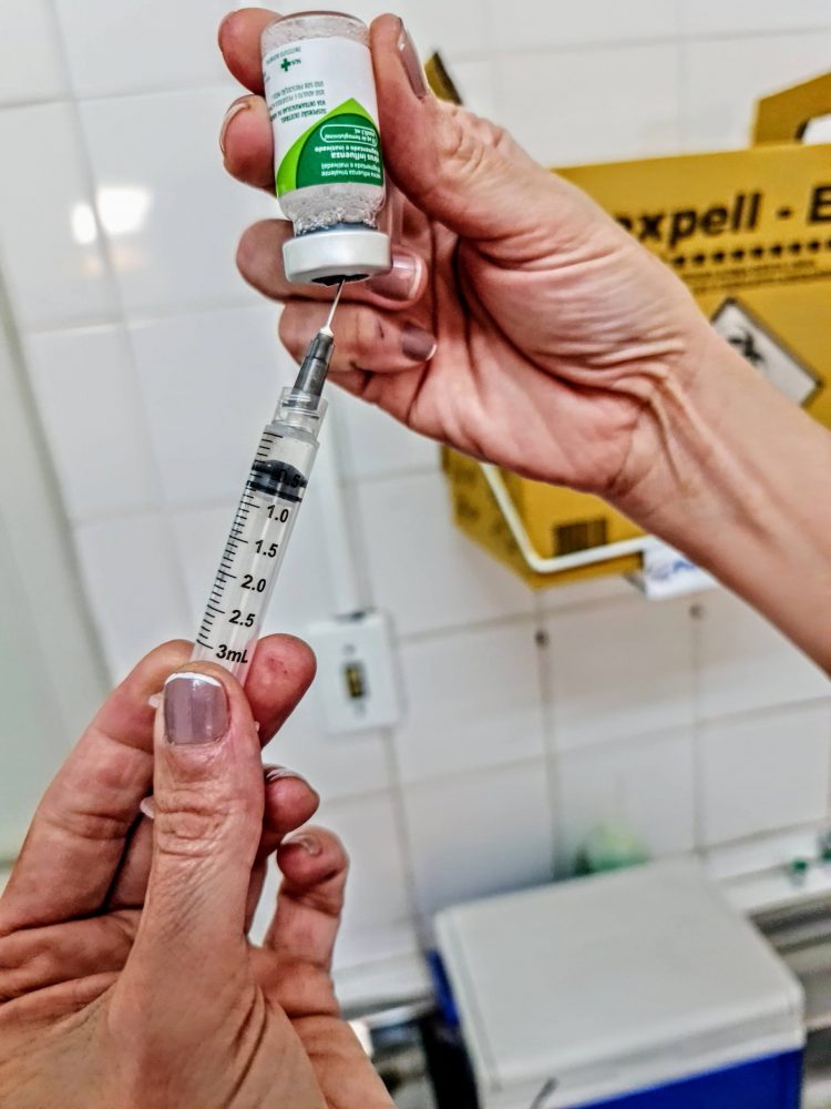 Vacinação contra gripe começa segunda para idosos com mais de 80 anos