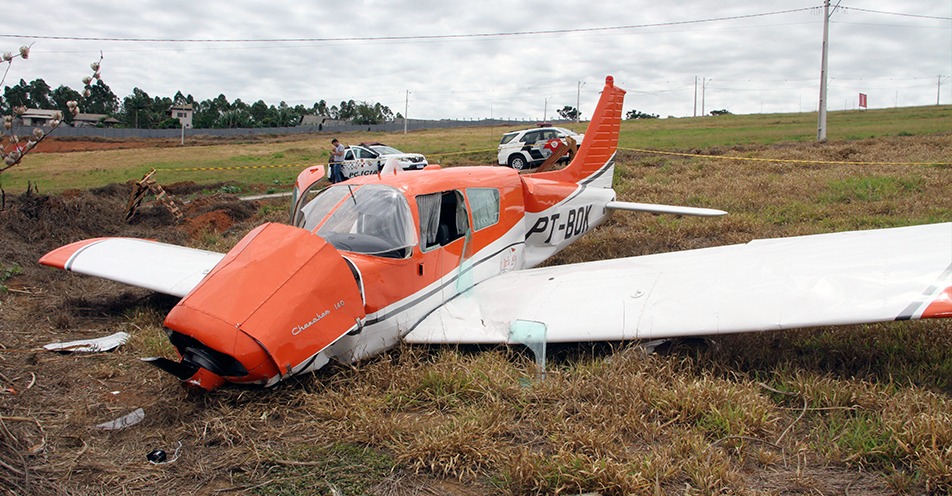 Avião faz pouso de emergência em Bragança e casal sofre ferimentos