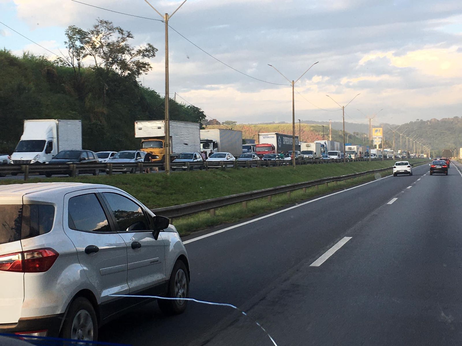 Carreta pega fogo e causa congestionamento na Fernão Dias