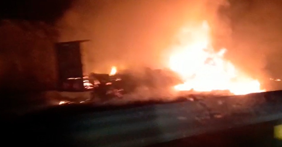 Caminhão pega fogo e interdita Fernão Dias sentido Bragança Paulista