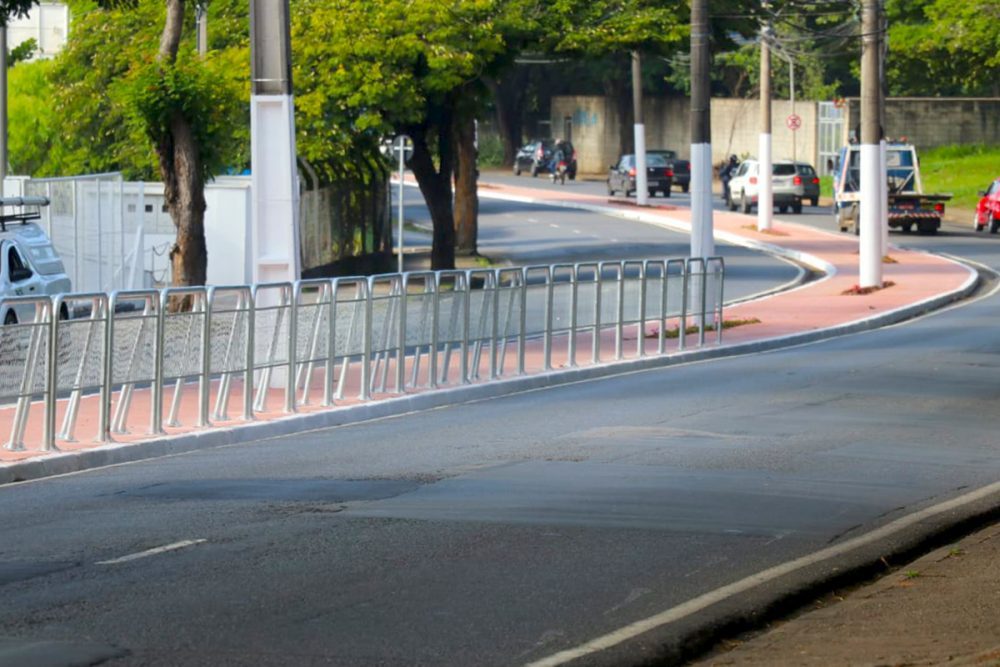 Parceria envolvendo Supermercados Mendonça instala proteção à ciclistas