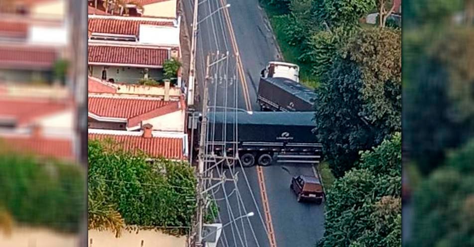 Carreta interrompe tráfego em rua de Bragança Paulista