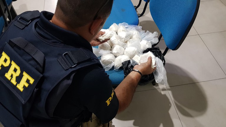 Polícia apreende mais de 1400 papelotes de cocaína na Fernão Dias