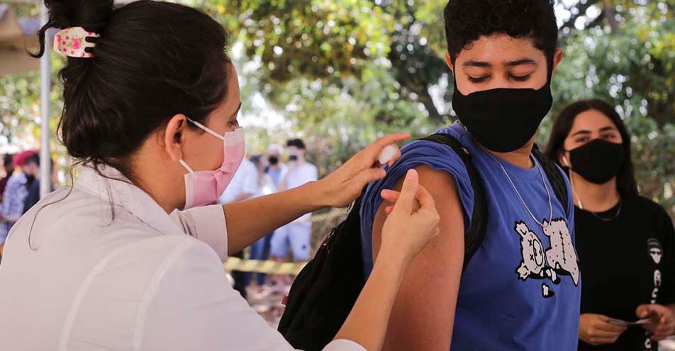 COVID: Saúde amplia terceira dose também para adolescentes