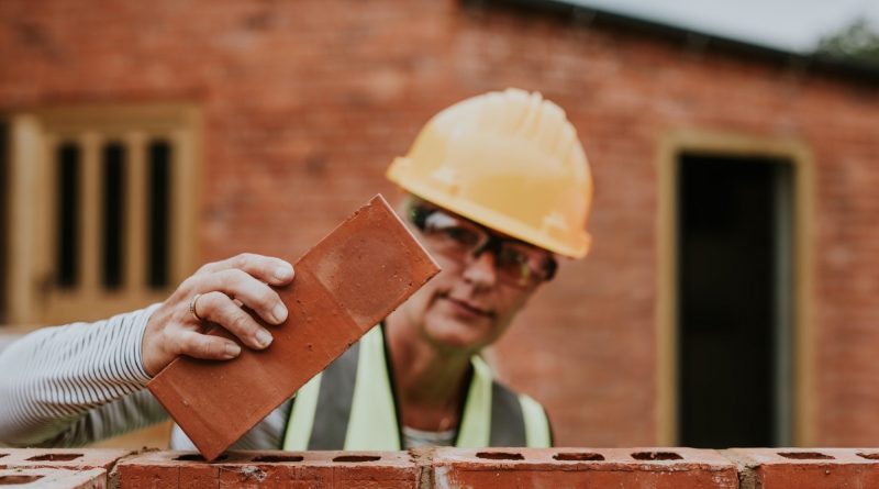 Construtora contrata pedreiro, carpinteiro e servente