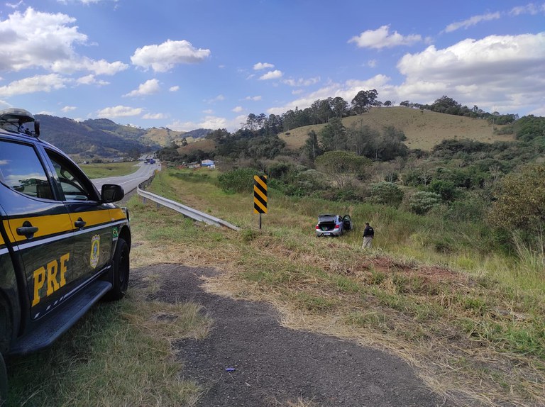 Polícia apreende 100 kg de maconha na Rodovia Fernão Dias