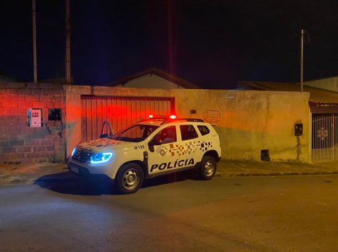 Um crime bárbaro aconteceu na noite desta quinta-feira (7) em Bragança Paulista. O duplo homicídio ocorreu na residência da família, uma casa na esquina da Rua Benedito Augusto de Carvalho, no bairro Henedina Cortez. Éverton, de 37 anos é acusado de matar o próprio irmão, Wellinton Nunes Carneiro, de 37 anos e a cunhada, Edvania, de 25 anos. O crime aconteceu dentro da residência da família. A mãe, que morava junto com os filhos, presenciou o crime. Segundo o apurado no local pela reportagem do Em Pauta, Wellinton foi encontrado morto na cozinha da casa enquanto a mulher foi assassinada no quarto. Os irmãos já tinham desaveças anteriores e a tragéia acontece por volta das 20h. A Polícia Militar e o Serviço de Atendimento Móvel de Urgência (SAMU) estivem no local. O acusado fugiu em uma moto YBR e até o fechamento dessa reportagem não tinha sido preso. A perícia foi acionada e recolheu as cápsulas dos projéteis deflagrados. Os corpos serão recolhidos ao Instituto Médico Legal (IML) para os exames necessários. Essa reportagem pode ser atualizada a qualquer momento.