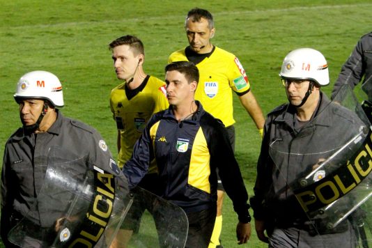 s 41 minutos, Helinho disputou bola com Victor Cuesta e caiu dentro da área, mas a arbitragem não marcou a penalidade. Antes, Léo Ortiz tocou para o fundo das redes, mas estava em claro impedimento, marcado sem ajuda do VAR. Depois, aos 48, Miguel cruzou e Alerrandro cabeceou rente à trave.