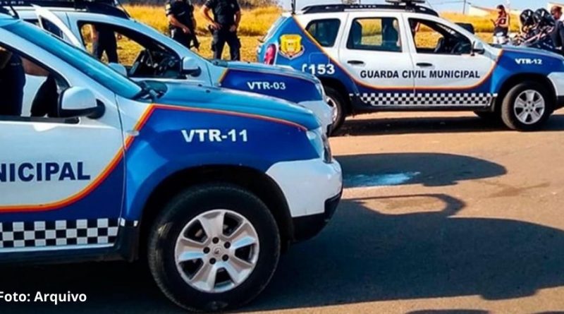 Homem é contido pelo filho após agredir a esposa