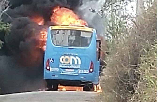 Ônibus da JTP Transportes pega fogo em Bragança Paulista