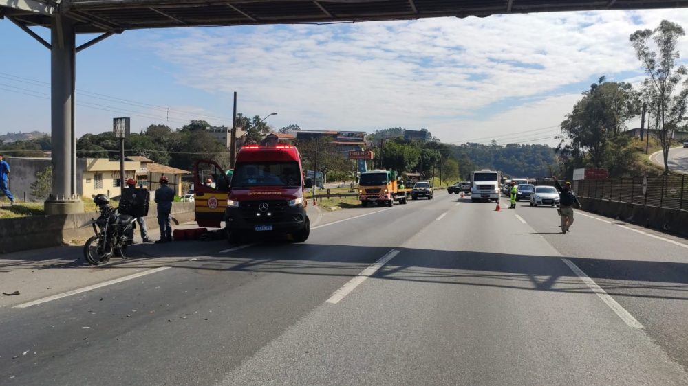 Motociclista é socorrido pelo helicóptero Águia após acidente na Fernão Dias