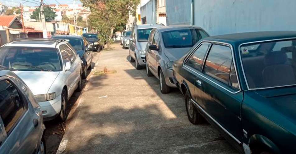 Carros na calçada: rua do São Miguel é alvo de reclamações